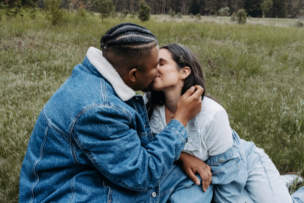 Romantic Yosemite photoshoot with cozy couple kiss